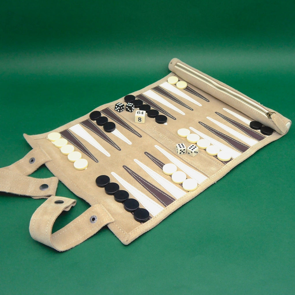 Offenes Reise-Backgammon Würfelspiel auf beigem Spielfeld; schwarze und weiße Steine sowie mehrere Würfel.