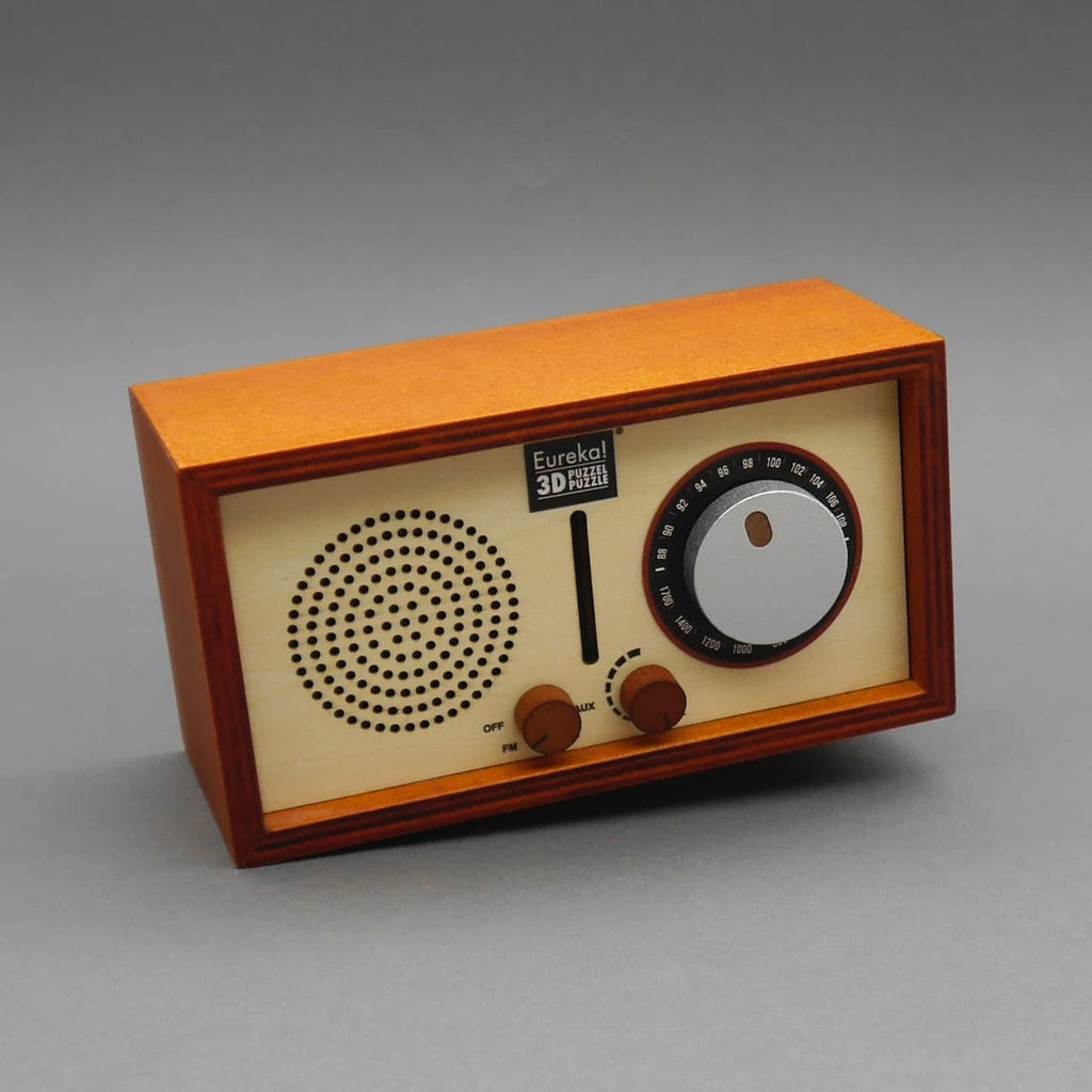 Holzradio im Retro-Design mit cremefarbener Front, Skala, Lautsprecher und zwei Reglern; dekorative Knobelbox für Rätsel-Fans.