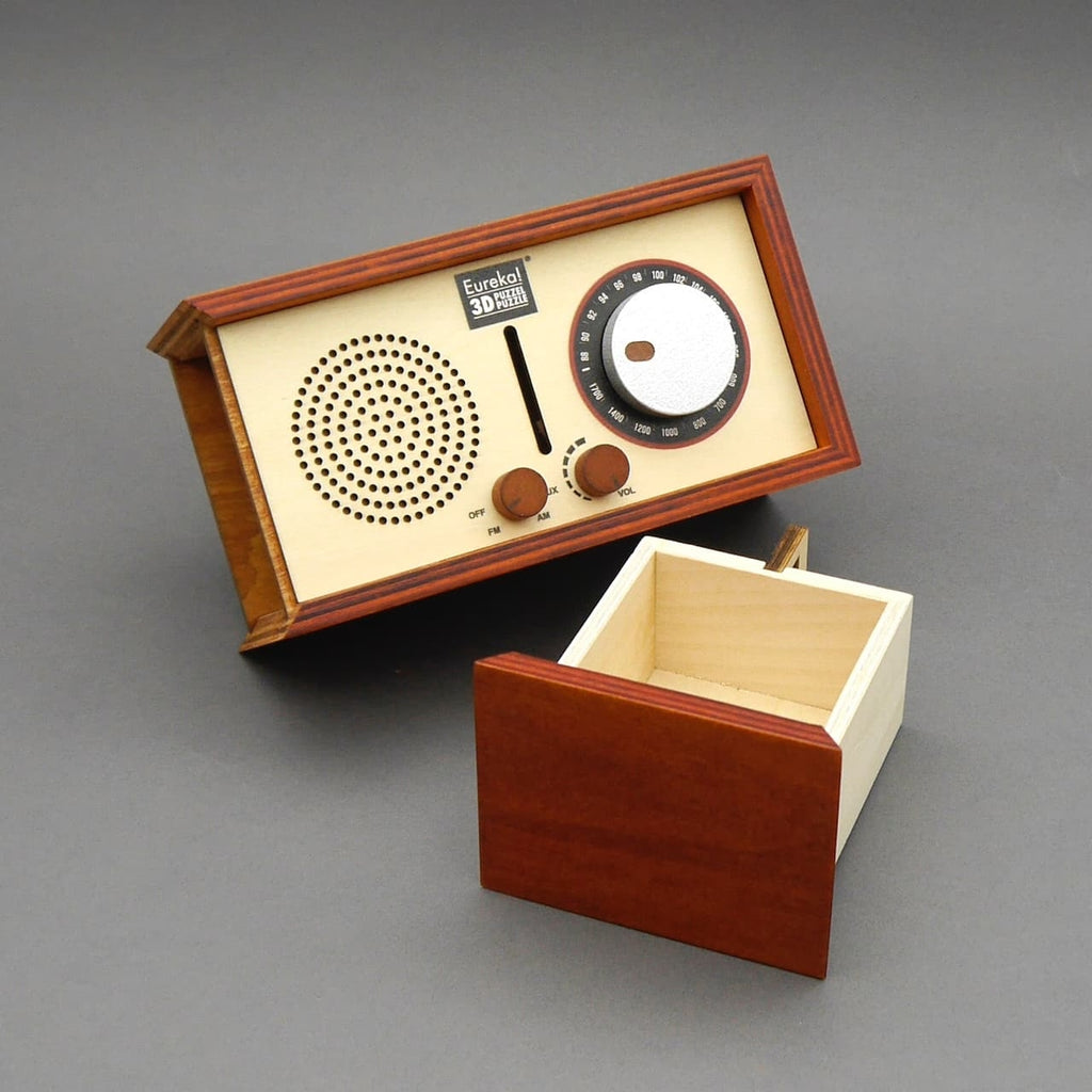 Retro-Radio mit herausgezogener Schublade; das integrierte Geheimfach im Holzgehäuse wird sichtbar, Front mit Skala und Reglern.