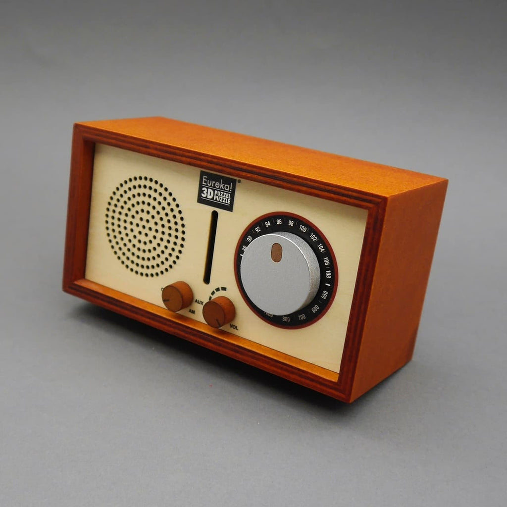 Schräg fotografiertes Retro-Holzradio mit cremefarbener Front, Skala und Reglern; eignet sich auch als stilvolle Geschenkkiste.