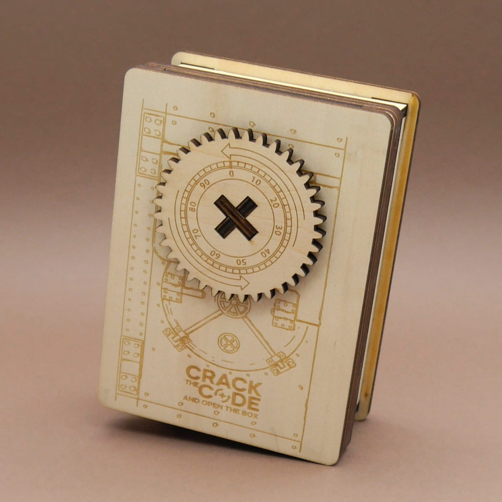 Cluebox aus Holz mit drehbarem Zahnrad auf der Vorderseite, als knifflige Puzzlebox im geschlossenen Zustand.