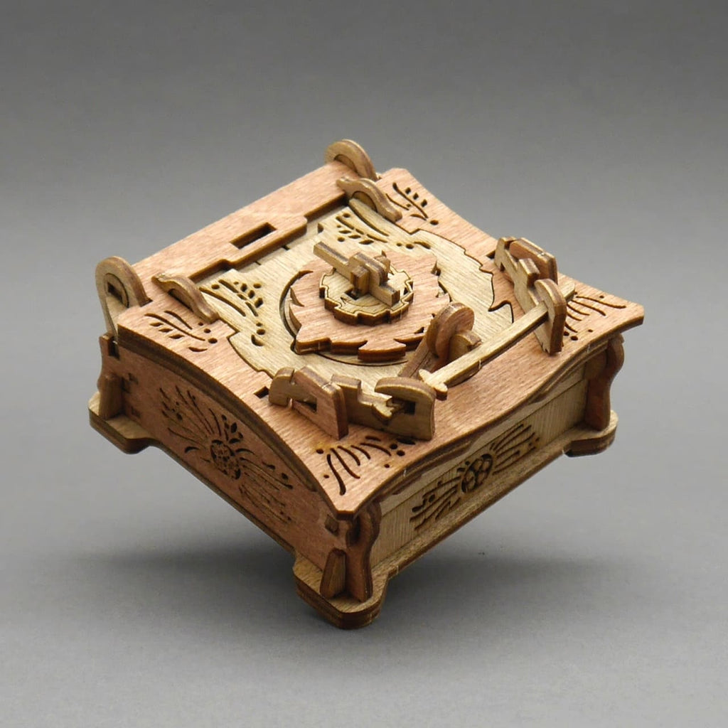 Holz Cluebox im Samurai-Design mit feinen Gravuren; quadratische Rätselbox auf neutralem Hintergrund.