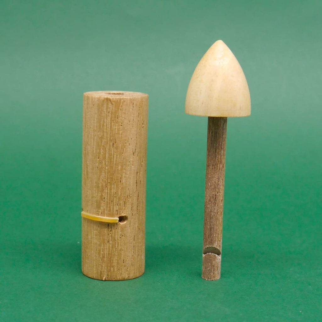 Holz‑Schnapper Trick, Magie‑Holzspiel / Partyspiel: Zylinder und Stab mit abgenommener konischer Kappe stehen aufrecht nebeneinander vor grünem Hintergrund.