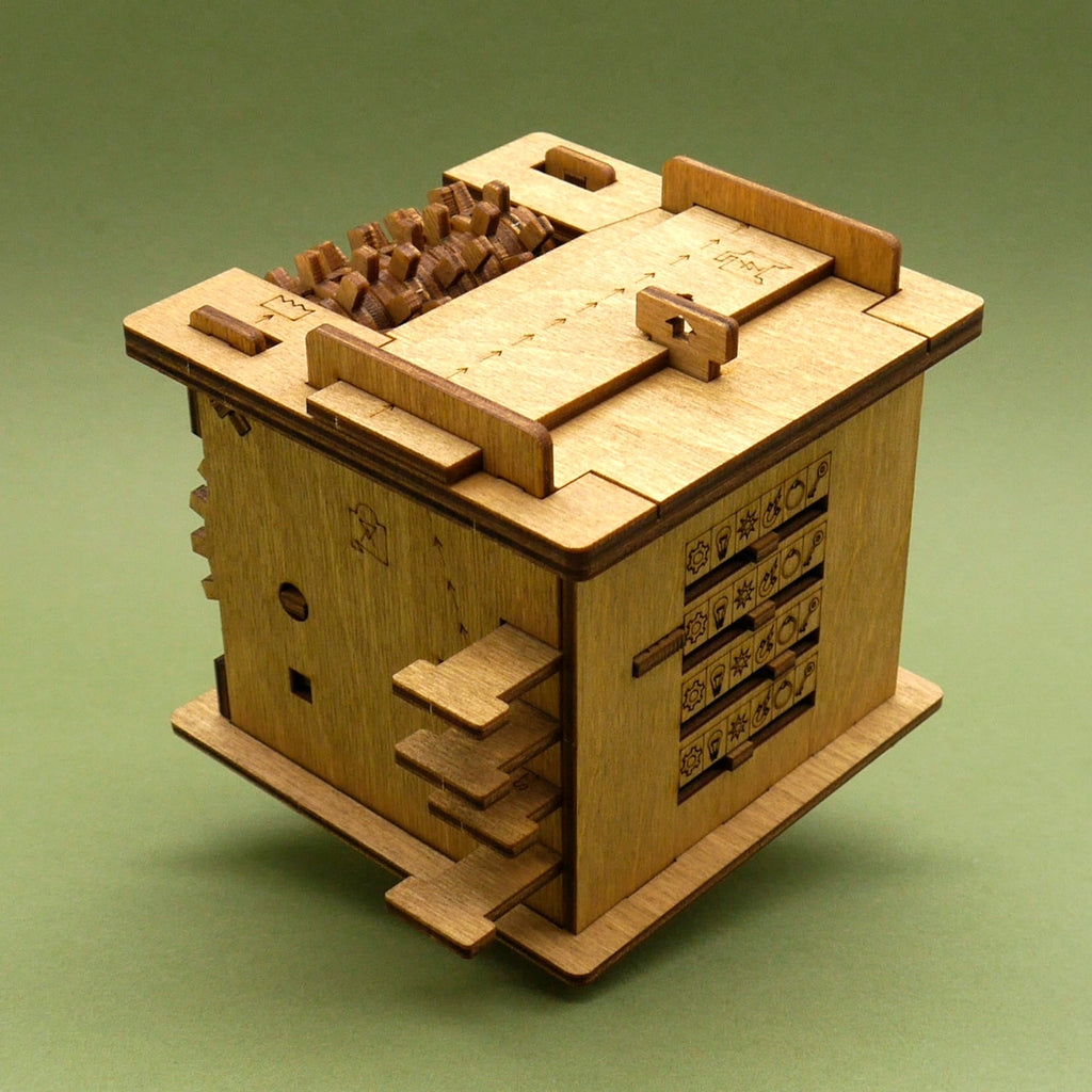 Knobelbox aus Holz mit Schiebern, Symbolleisten und sichtbaren Zahnrädern in schräger Perspektive auf grünem Hintergrund.