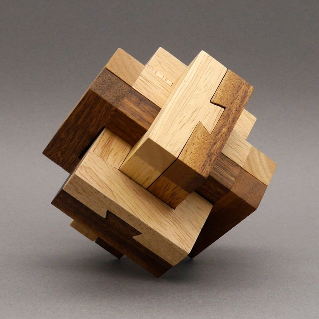 Schwalbenschwanz Knoten Puzzle: ineinander verschränkte helle und dunkle Holzbalken mit sichtbaren Zackenverbindungen.