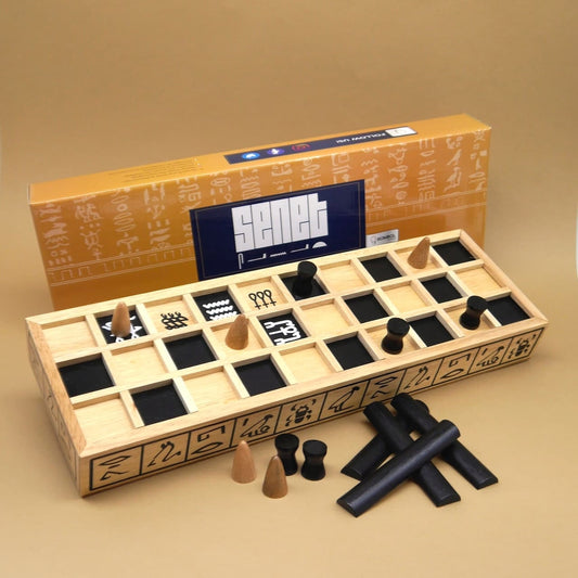 Aufgebautes Senet Brettspiel mit Holzbrett, konischen und zylindrischen Spielfiguren sowie passender Box im Hintergrund – ein historisches Denkspiel.