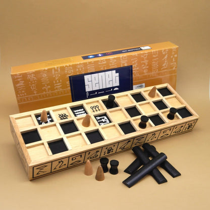 Aufgebautes Senet Brettspiel mit Holzbrett, konischen und zylindrischen Spielfiguren sowie passender Box im Hintergrund – ein historisches Denkspiel.