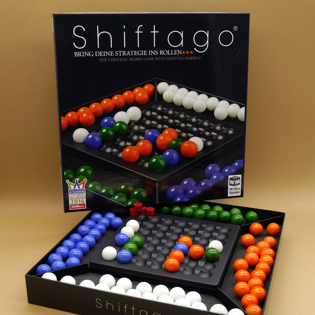 Kinderspiel mit bunten Kugeln und Spielbrett in geöffneter Box, strategisches Familienspiel für Spieleabend und Taktikfans.