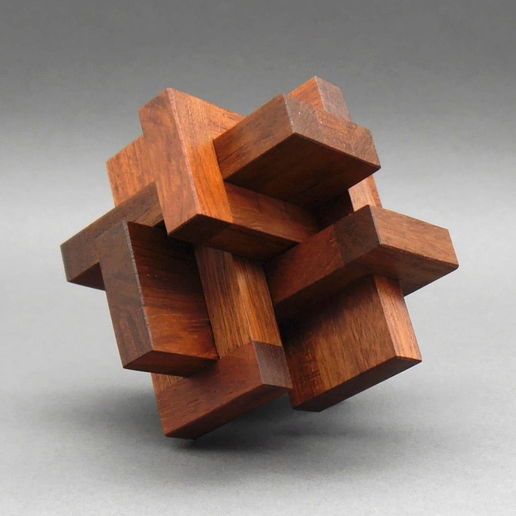 3D-Steckpuzzle aus Holz als kompakter Knoten zusammengesetzt, schwebend dargestellt vor schlichtem grauem Hintergrund.