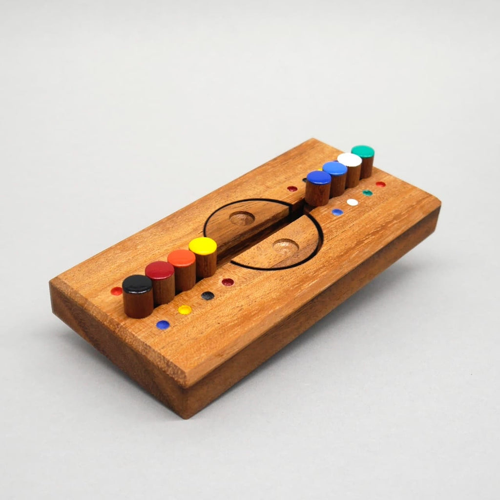Längliches Holzpuzzle, bei dem links und rechts eines geteilten Kreises farbige Stifte sauber sortiert sind – ein cleveres Farbspiel zum Knobeln.