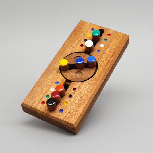 Rechteckiges Drehpuzzle aus Holz mit vielen bunten Stiften, die um eine zentrale, drehbare Scheibe angeordnet sind – ein kniffliges Sicherheitscode‑Denkspiel.
