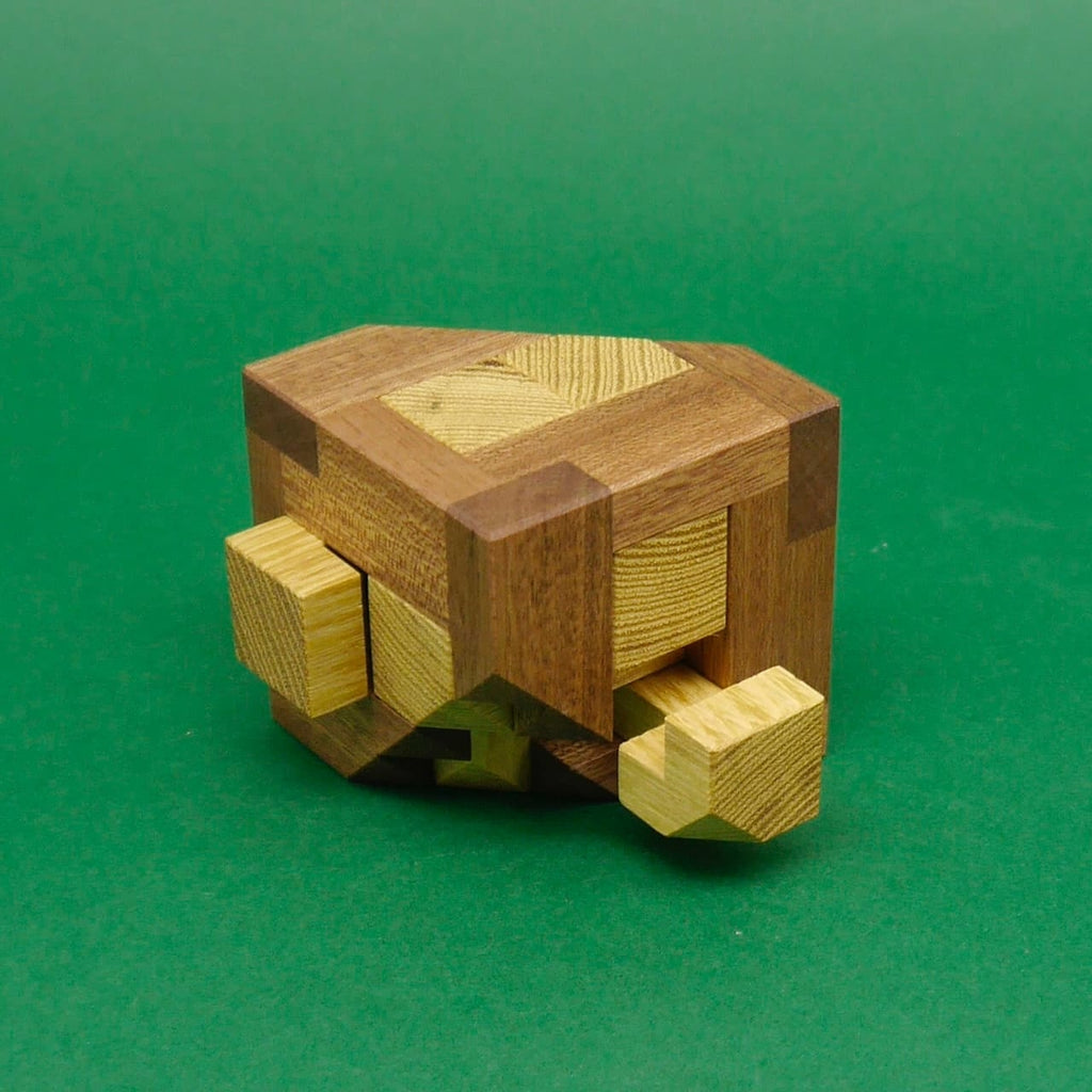 Ein teilweise auseinandergenommenes Holzpuzzle mit sichtbaren Steckverbindungen, bestehend aus hellen und dunklen Holzelementen.