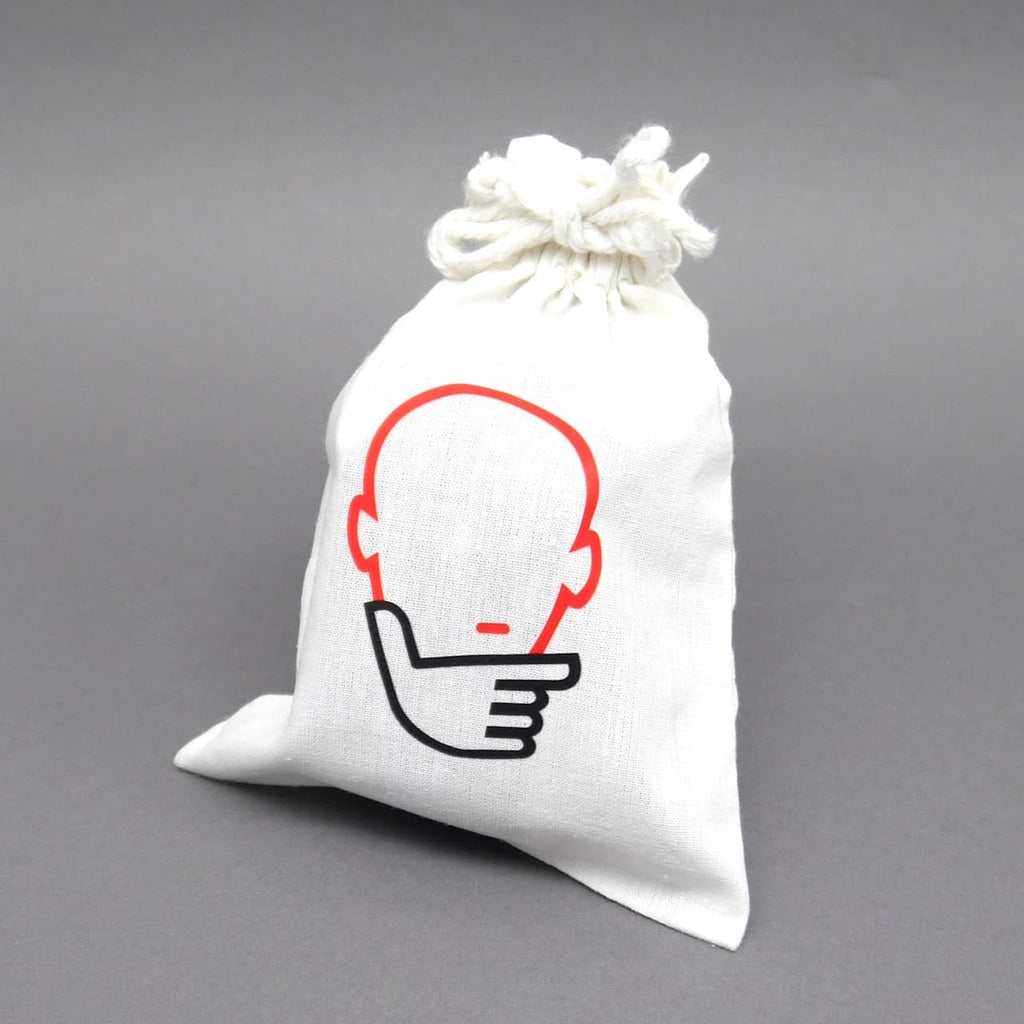 Weißer Stoffbeutel mit Kordelzug und stilisiertem Denker-Logo (Kopf und nachdenkliche Hand) auf grauem Hintergrund – Verpackung des „Six T“-Puzzles