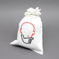 Weißer Stoffbeutel mit Kordelzug und stilisiertem Denker-Logo (Kopf und nachdenkliche Hand) auf grauem Hintergrund – Verpackung des „Six T“-Puzzles