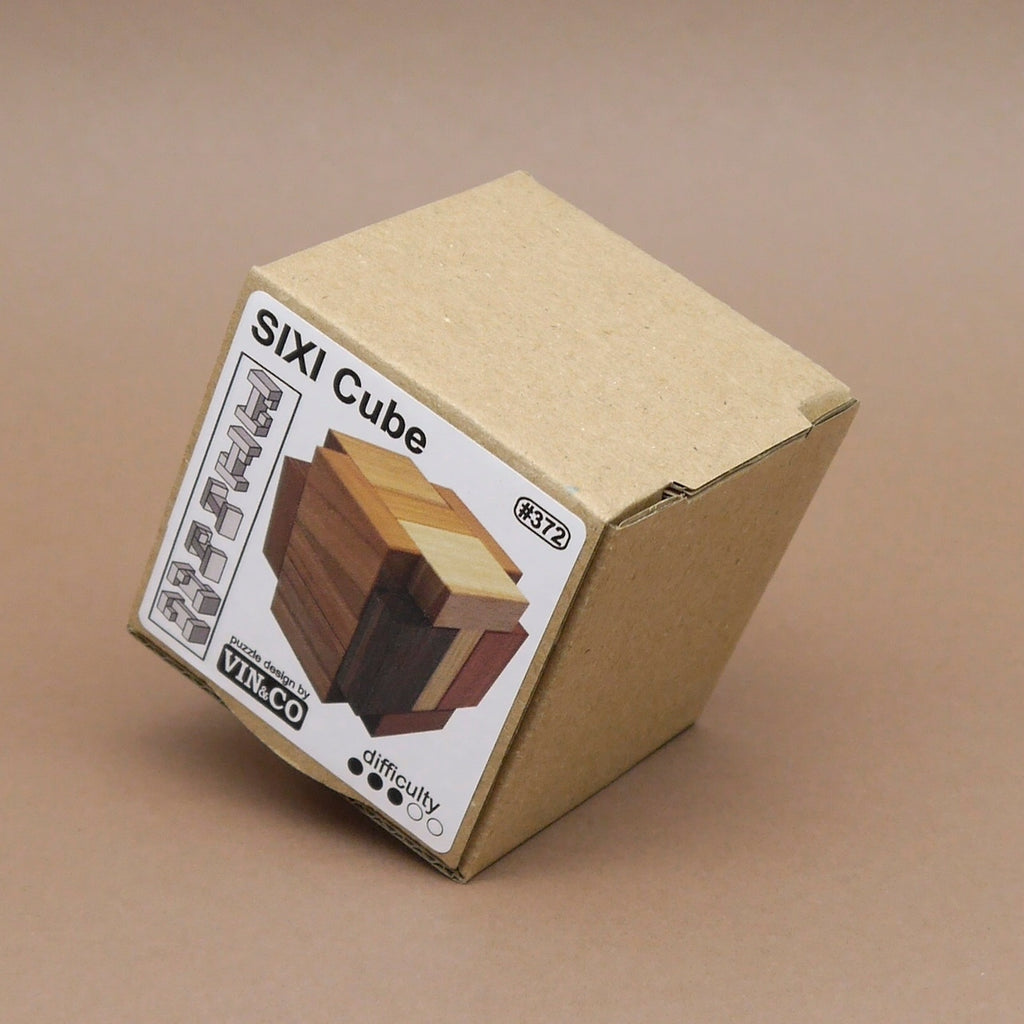 Der Sixi Cube Holzwürfel als Logikspiel: ein zusammengesetztes Wooden Puzzle aus unterschiedlich farbigen Holzklötzen, schwebend leicht gedreht vor einfarbigem Hintergrund.