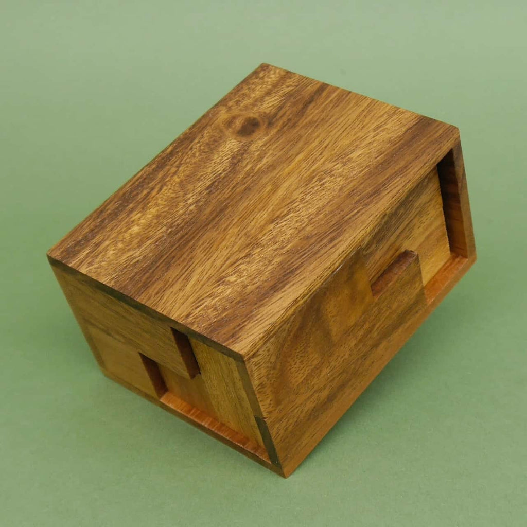 Verschlossene Holzkiste eines Packingpuzzles, bereit für ein anspruchsvolles Denkspiel.