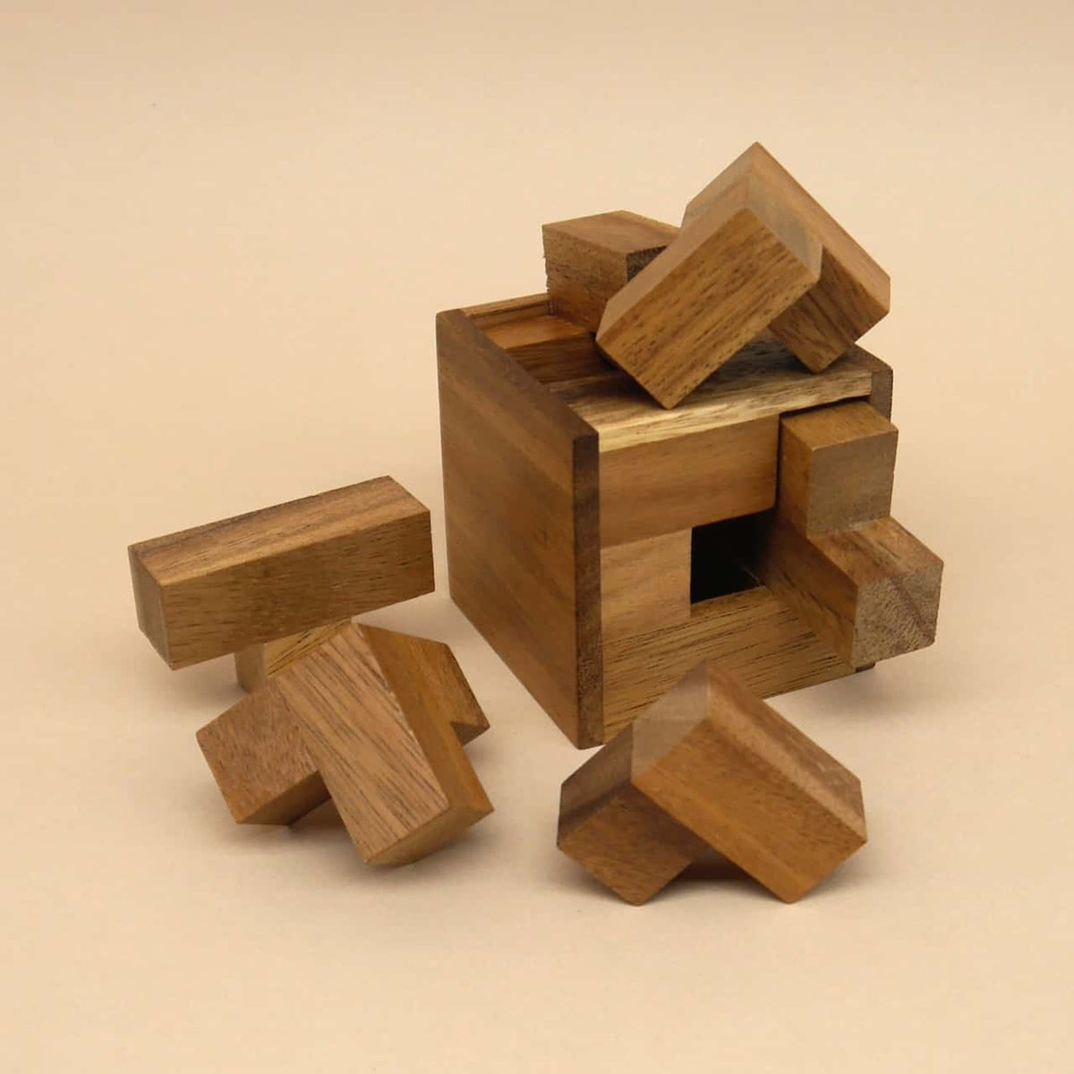 Zerlegte Einzelteile eines hölzernen Puzzlewürfels, typisches braingame zum Zusammenbauen.