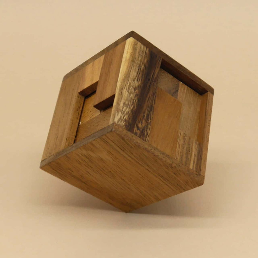 Vollständig zusammengesetzter Holzwürfel, als gelöstes Knobelspiel präsentiert.