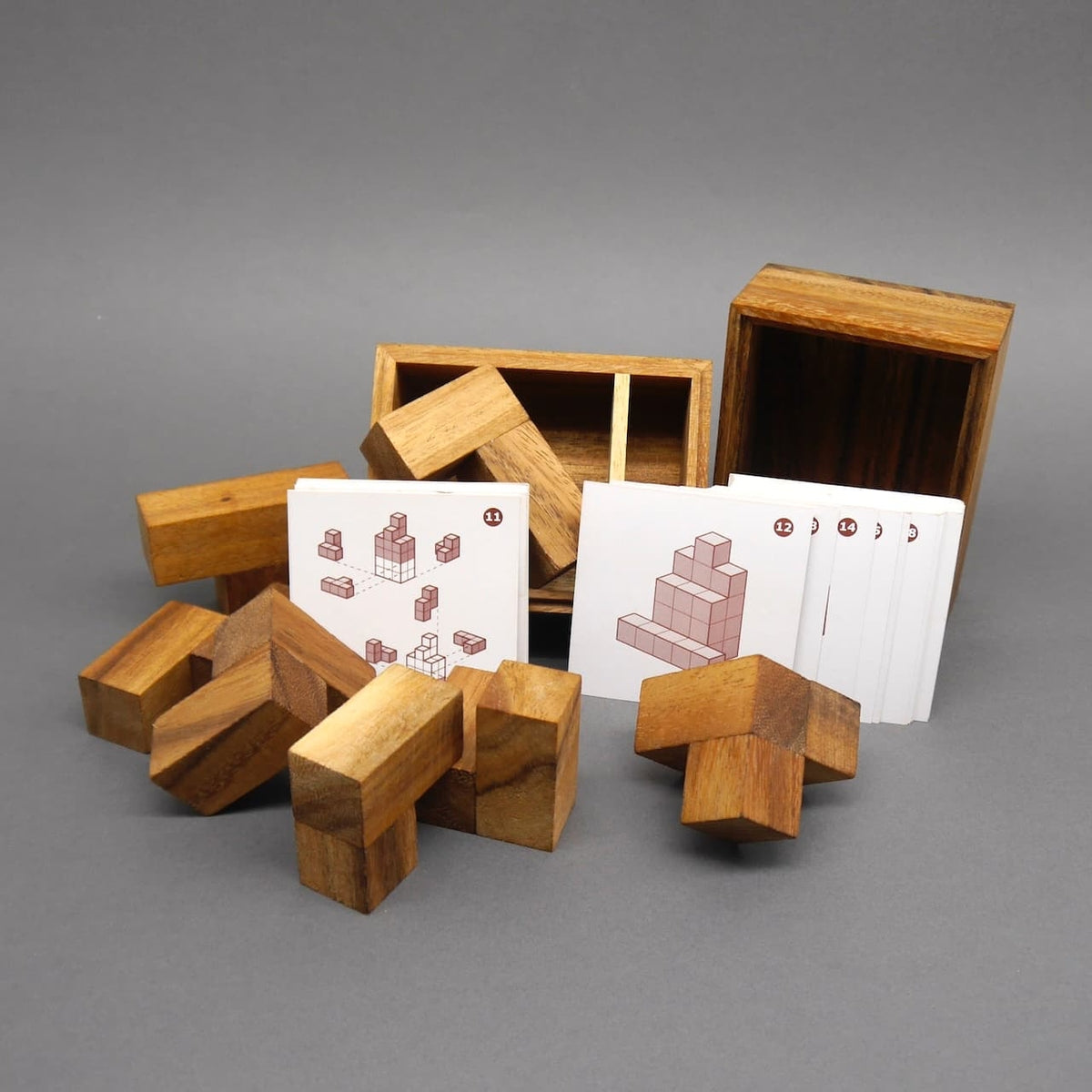 Zerlegtes Soma-Würfel-Holzspiel mit mehreren Bausteinen und Aufgabenkarten, ein anspruchsvolles Brain Game.