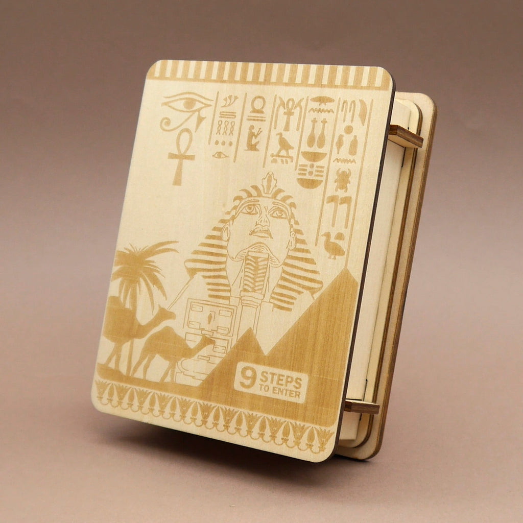 Sphinx Secret Box Puzzle aus Holz mit ägyptischer Gravur: Sphinx, Pyramiden, Kamele und Hieroglyphen, Aufschrift '9 Steps to Enter'.