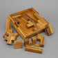 Kniffliges Geduldsspiel aus Holz mit herausgenommenen Elementen des „Spiel des Lebens