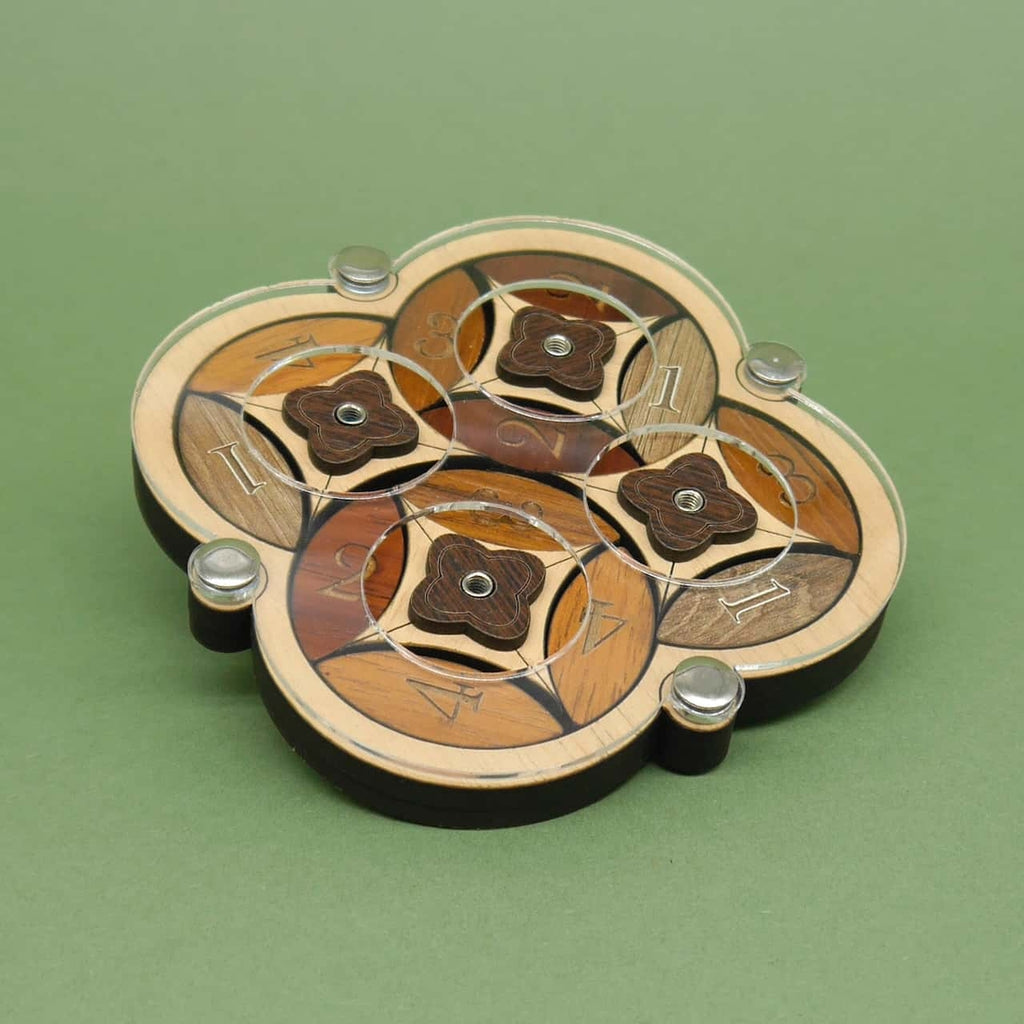 Nahaufnahme eines hölzernen Drehpuzzles mit mehreren runden Scheiben; ein anspruchsvolles Knobelspiel der Marke Rombol.