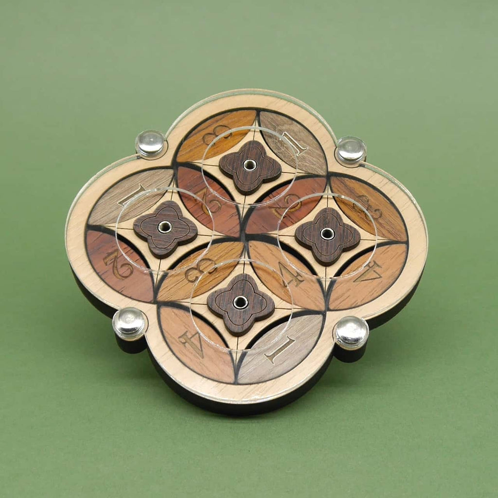 Mehrschichtiges Drehpuzzle aus Holz mit farblich abgesetzten Segmenten; ein Geduldsspiel, das logisches Denken erfordert.