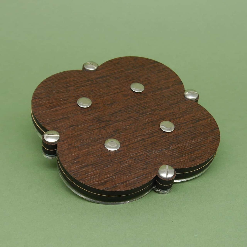 Holzpuzzle mit mehreren verschieb- und drehbaren Ringen; ein Logikrätsel zum Knobeln und Trainieren der Konzentrationsfähigkeit.
