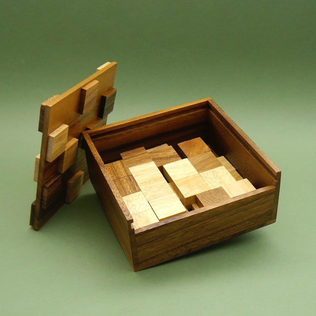 Holzspiel in geöffneter Holzbox mit quadratischen Bausteinen und abgenommenem Deckel.