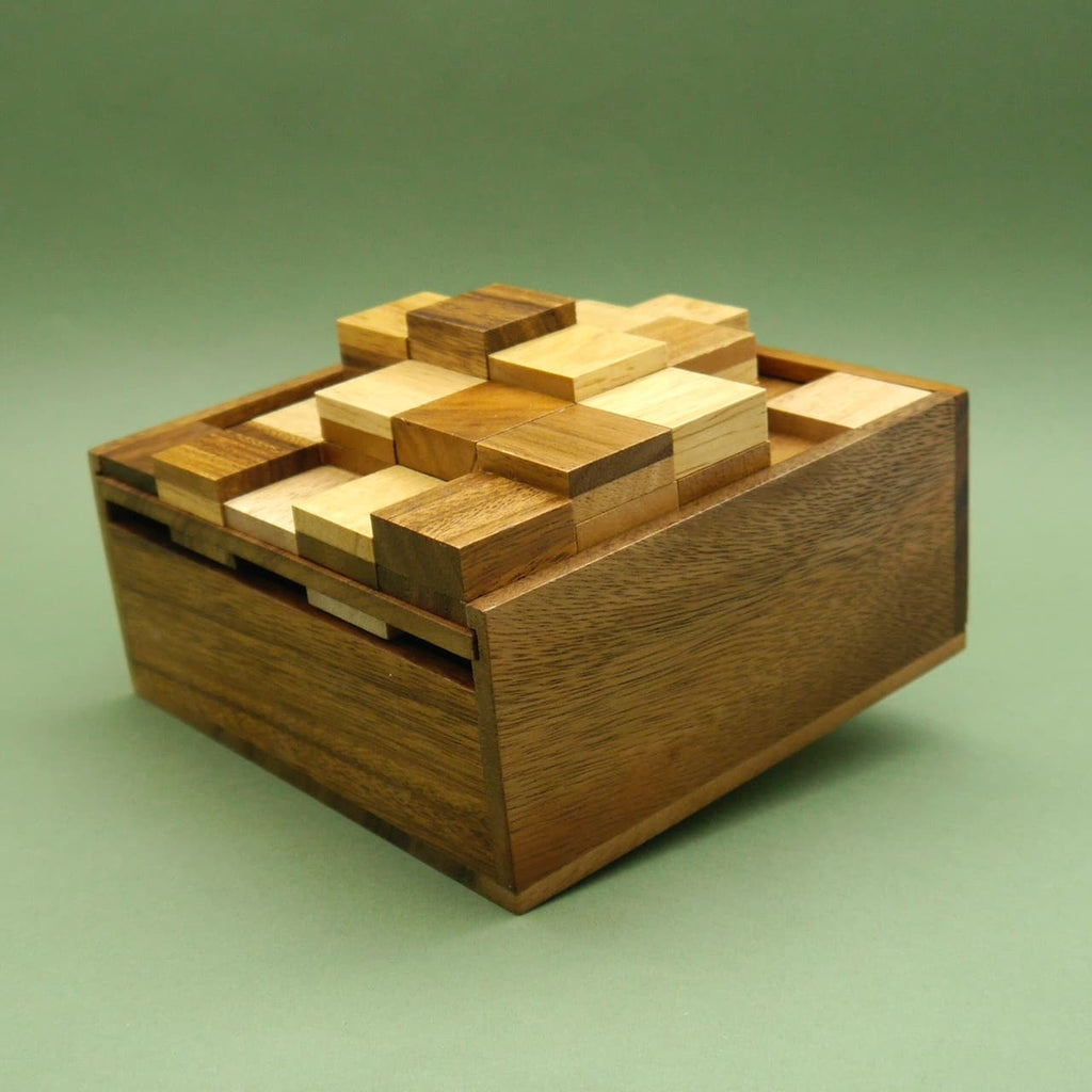 Strategiespiel: geschlossene Holzbox mit reliefartigem Mosaik aus gestapelten Quadraten.