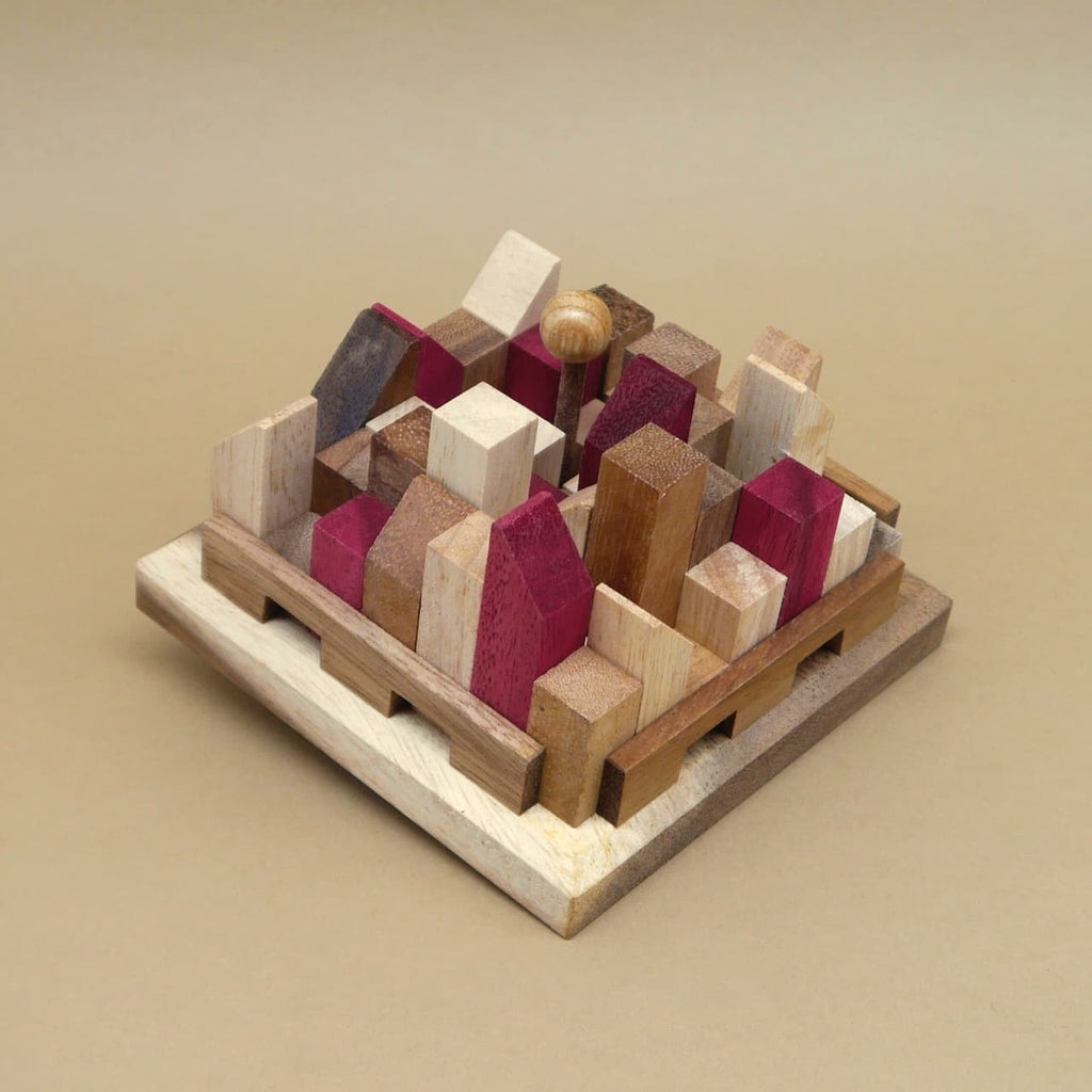 Holz-Stadtpuzzle als Knobelspiel mit verschiedenen bunten Holzbausteinen zum Denksport und Knobeln.