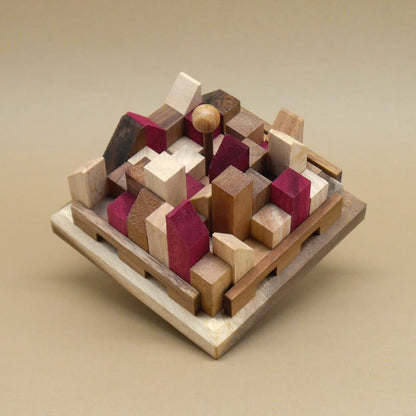 IQ Holzpuzzle Stadtpuzzle als Knobelspiel mit geometrischen Holzbausteinen in Natur- und Rottönen.