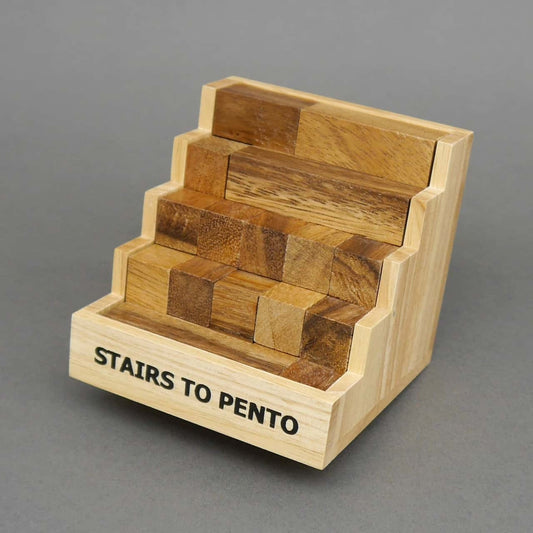 Fertig arrangiertes Holzpuzzle „Stairs to Pento“ zeigt fünf treppenartige Reihen aus verschiedenen braunen Pentominos.