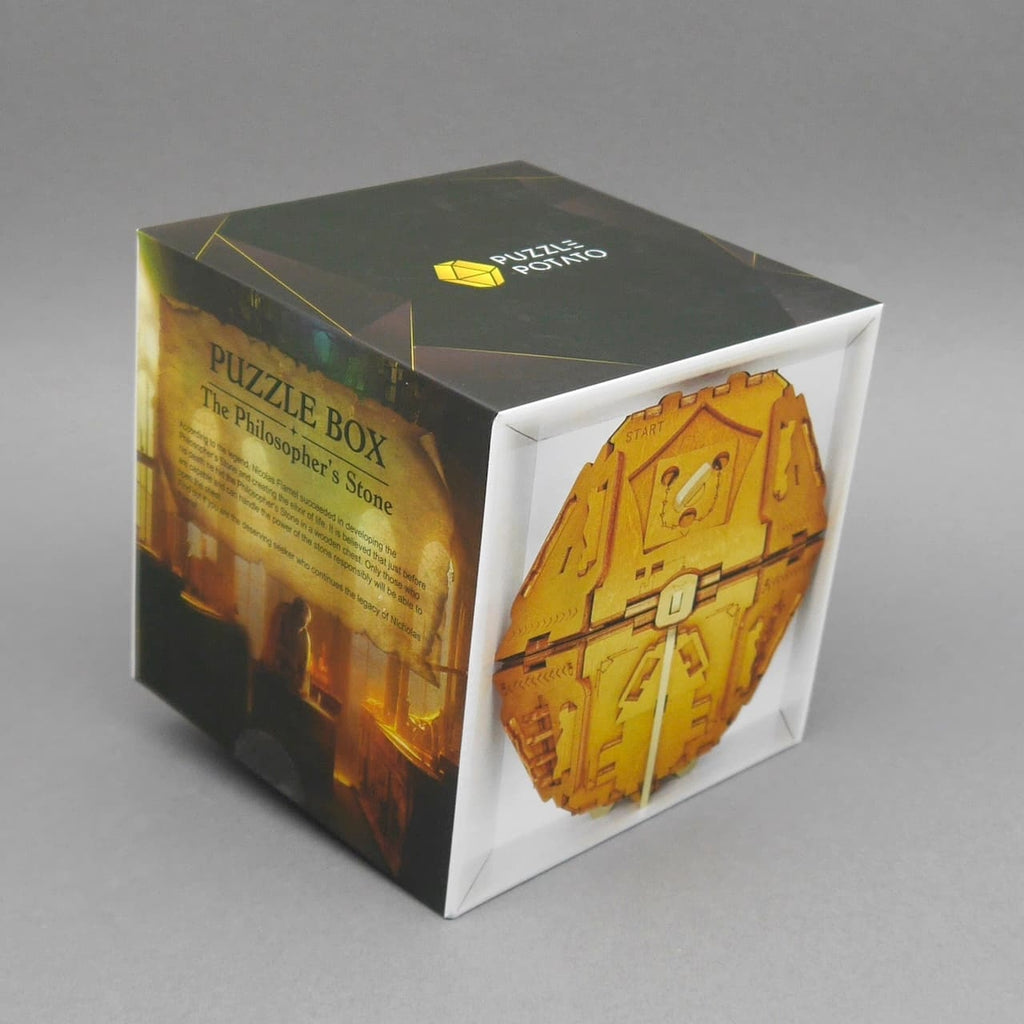 Quadratische Geschenkverpackung der ‘Stein der Weisen’ Puzzle Box mit Abbildung und Hinweis auf Geheimfach für das Escapespiel.