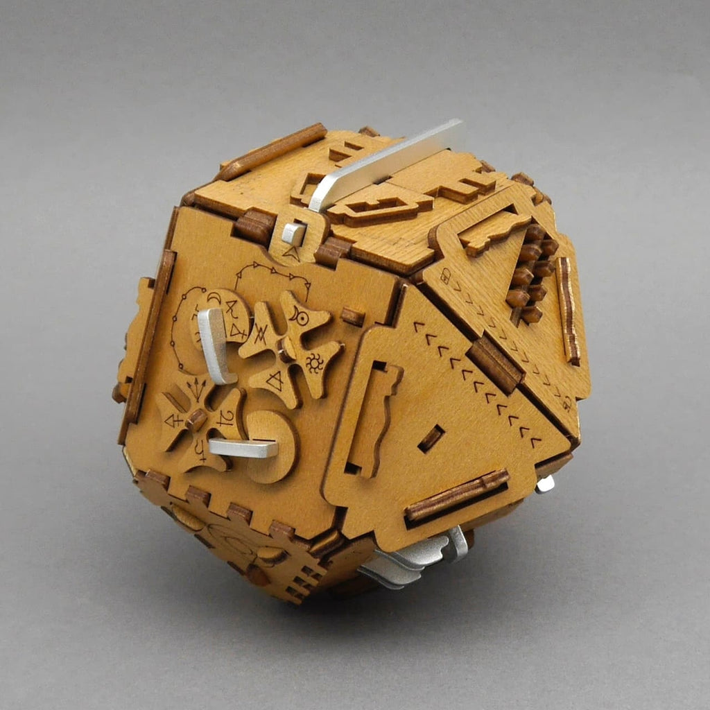 Vielseitiges Holzpuzzle als Knobelpuzzle mit gravierten Symbolen und Schiebemechanismen.