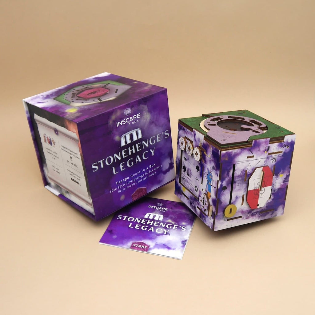Stonehenges Legacy Cluebox als Denkspiel/Knobelbox: Verpackung, Puzzlewürfel und Startkarte auf beigem Hintergrund.