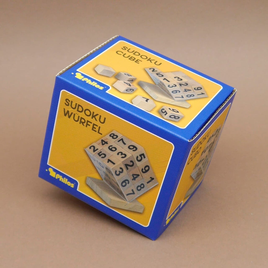 Sudoku Würfel als Denkspiel in blau-gelber Verpackung, gezeigt als Holzpuzzle mit nummerierten Würfeln.