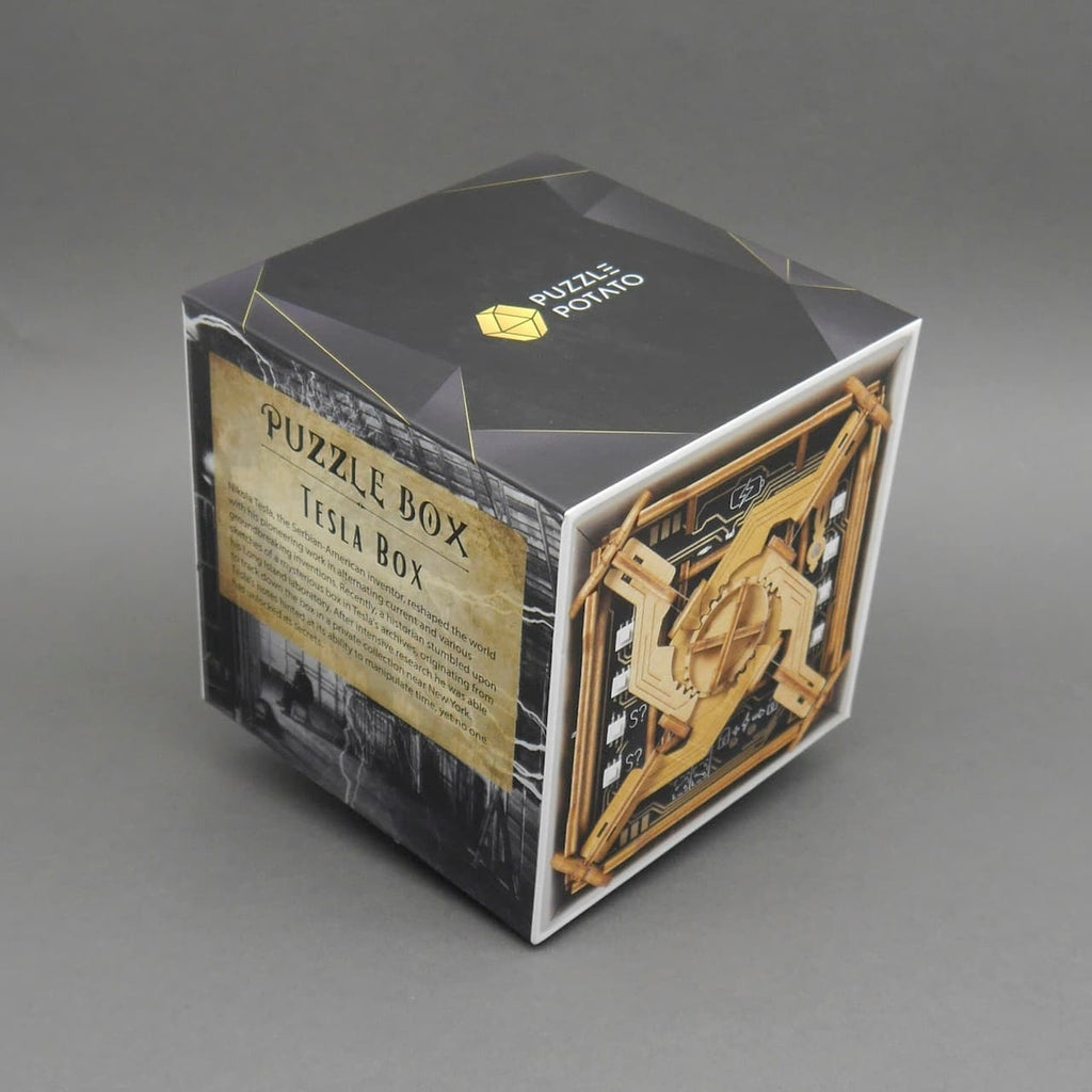 Cluebox Tesla Box in schwarzer Verpackung mit goldenen Linien und sichtbarer Holz-Mechanik an der Seite.