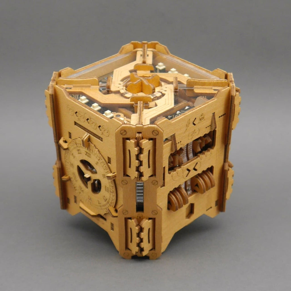 Escaperoom Tesla Box von schräg oben, transparenter Deckel mit Symbolen, seitlich Schieber und Riegel.