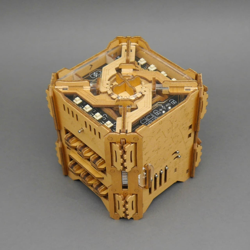 Rätselpuzzle Tesla Box, detailreicher Würfel aus Holz mit Ziffernring und komplexen Schiebe-Elementen.