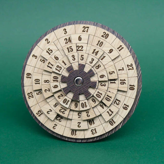 Ein rundes Drehpuzzle mit mehreren Segmenten, bei dem Zahlen oder Symbole durch Drehen in eine korrekte Reihenfolge gebracht werden müssen.