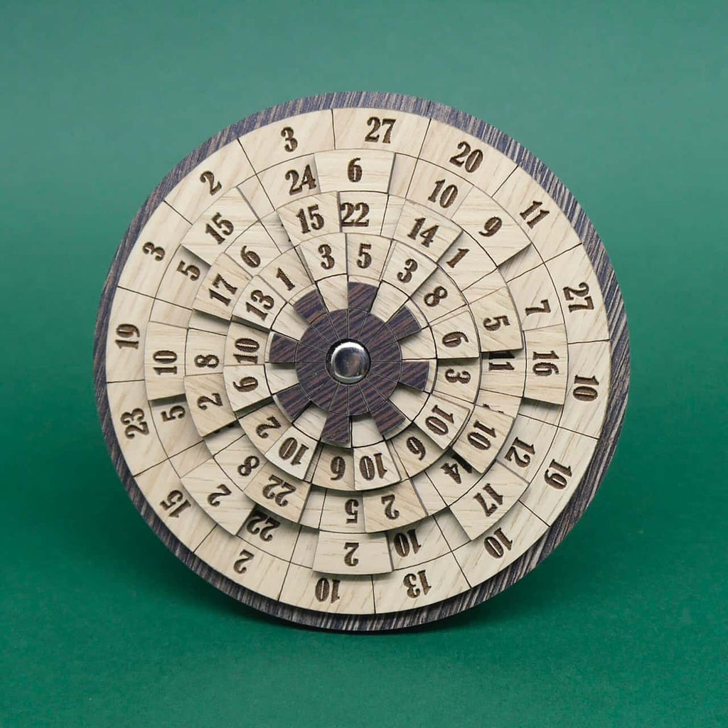 Ein rundes Drehpuzzle mit mehreren Segmenten, bei dem Zahlen oder Symbole durch Drehen in eine korrekte Reihenfolge gebracht werden müssen.