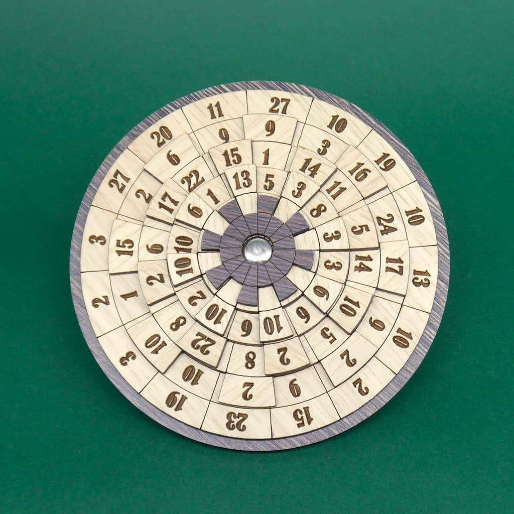 Ein kreisförmiges Logikspiel mit aufgedruckten Zahlenreihen, das durch Verschieben und Drehen der einzelnen Ringe zu lösen ist und mathematisches Denken fördert.