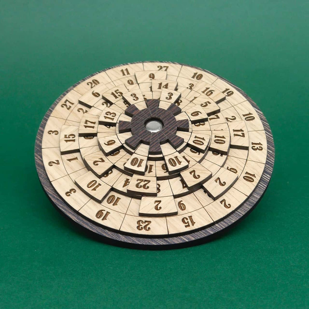 Ein kleines, mehrteiliges Puzzle zum Knobeln, bei dem kreisförmige Elemente gedreht werden, um passende Farben oder Zahlen aneinander auszurichten.