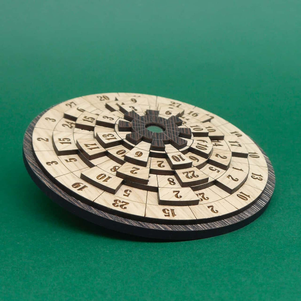 Ein handliches Rechenspiel mit drehbaren Scheiben, bei dem verschiedene Zahlenfelder passgenau übereinander liegen müssen, um das Rätsel zu lösen.