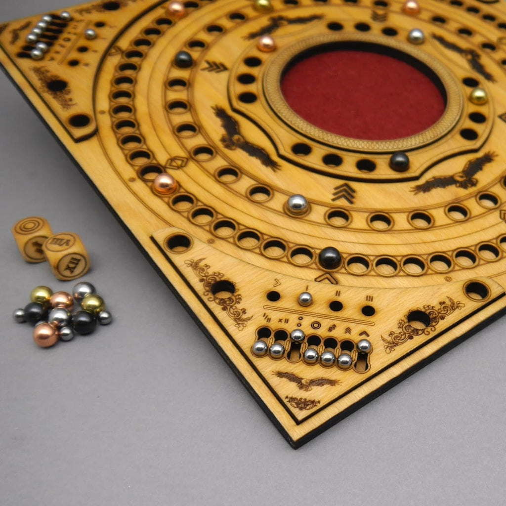 Brettspiel aus Holz mit kreisförmigem Spielfeld, Metallkugeln und Gravuren – The Inner Circle.