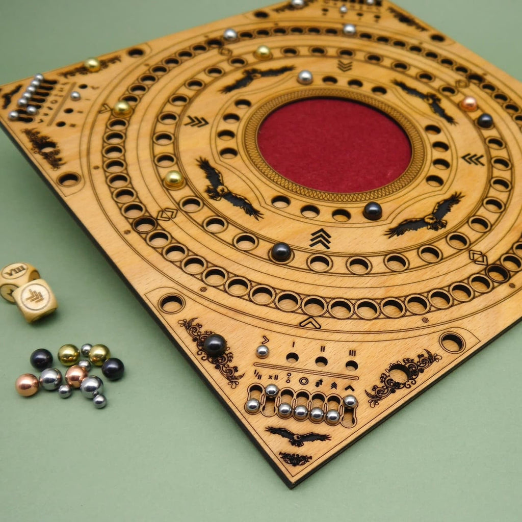Quadratisches Holz-Brettspiel „The Inner Circle“ mit konzentrischen Laufbahnen, Metallkugeln und Würfeln auf grünem Hintergrund