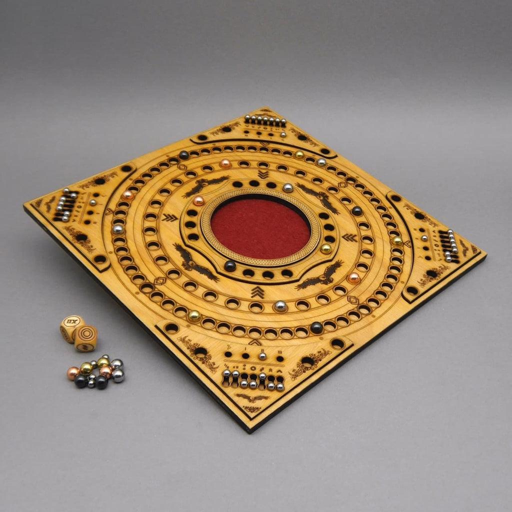 Familienspiel The Inner Circle: quadratisches Holzbrett mit konzentrischen Ringen und bunten Spielkugeln.