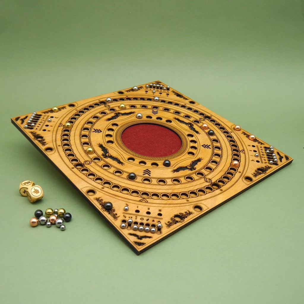 Schrägansicht auf das Holz-Wuerfelspiel „The Inner Circle“ mit vielen Metallkugeln auf kreisförmigen Bahnen; Würfel links vorn.