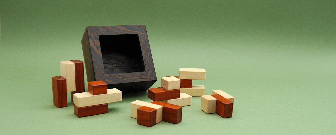 Denkspiel mit 6 Bausteinen und einer Holzbox
